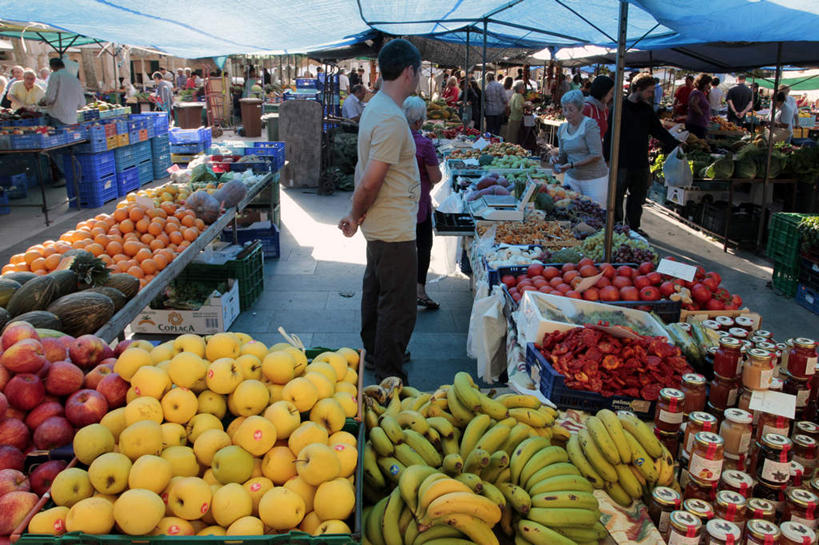 西方人,背部,菜场,站,横图,室外,白天,正面,购物,度假,消费,美景,植物,城市风光,城市,苹果,梨,香蕉,豆,萝卜,胡萝卜,辣椒,茄子,蔬菜,椰菜,卷心菜,袋子,水果,西班牙,欧洲,欧洲人,行人,游客,游人,握,阴影,服装,环保,新鲜,光线,包装袋,影子,塑料,景观,豆类,豆子,生食,食品,果实,购物袋,集市,市场,许多人,拿,拿着,注视,休闲装,娱乐,豆角,豇豆,路人,旅客,食物,衣服,阳光,环保袋,容器,塑料制品,观察,看,站着,一群人,享受,休闲,休闲服,香梨,甘蓝,景色,放松,握着,金融,服饰,有机食品,绿色食品,能源,观看,储藏,回收,资源,察看,储存,购买,关注,南欧,羊角,选购,贸易,利用,低碳,豆科,背手,循环,辣角,红海椒,大椒,辣虎,广椒,饭豆,马略卡岛,西班牙王国,线豆,角豆,腰豆,长豆,带豆,江豆,裙带豆,持续,巴利阿里群岛,巴利阿里,过客,菜市,男人,男性,年轻男性,年轻女性,女人,女性,白种人,生梨,甘蕉,落苏,酪酥,辣子,昆仑瓜,结球甘蓝,红萝卜,红辣椒,海椒,甘荀,甘兰,番椒,包心菜,矮瓜,站立,彩图,全身,菜市场,贮存