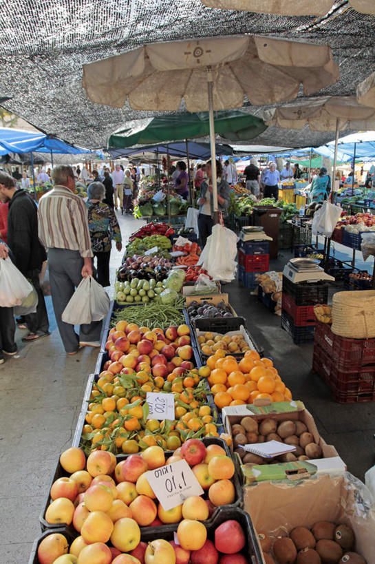 西方人,背部,菜场,站,竖图,室外,白天,正面,购物,度假,消费,美景,植物,城市风光,城市,苹果,梨,香蕉,豆,萝卜,胡萝卜,辣椒,茄子,蔬菜,椰菜,卷心菜,袋子,水果,西班牙,欧洲,欧洲人,行人,游客,游人,握,阴影,服装,环保,新鲜,光线,包装袋,影子,塑料,景观,豆类,豆子,生食,食品,果实,购物袋,集市,市场,许多人,拿,拿着,注视,休闲装,娱乐,豆角,豇豆,路人,旅客,食物,衣服,阳光,环保袋,容器,塑料制品,观察,看,站着,一群人,享受,休闲,休闲服,香梨,甘蓝,景色,放松,握着,金融,服饰,有机食品,绿色食品,能源,观看,储藏,回收,资源,察看,储存,购买,关注,南欧,羊角,选购,贸易,利用,低碳,豆科,循环,辣角,红海椒,大椒,辣虎,广椒,饭豆,马略卡岛,西班牙王国,线豆,角豆,腰豆,长豆,带豆,江豆,裙带豆,持续,巴利阿里群岛,巴利阿里,过客,菜市,男人,男性,年轻男性,年轻女性,女人,女性,白种人,生梨,甘蕉,落苏,酪酥,辣子,昆仑瓜,结球甘蓝,红萝卜,红辣椒,海椒,甘荀,甘兰,番椒,包心菜,矮瓜,站立,彩图,全身,菜市场,贮存
