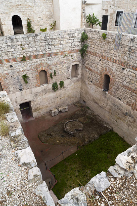 无人,博物馆,竖图,俯视,室外,白天,旅游,度假,草地,草坪,石头,名胜古迹,植物,标志建筑,地标,建筑,欧洲,克罗地亚,阴影,研究,遗迹,光线,石子,影子,墙,拱门,教育,古迹,文物,娱乐,建设,古建筑,墙壁,墙面,草,绿色,阳光,享受,休闲,旅游胜地,放松,展览,欣赏,陈列,古文明,首府,克罗地亚共和国,典藏,斯普利特,斯普利特.达尔马提亚县,石块,岩石,彩图,高角度拍摄,斯普利特.达尔马提亚,赫尔瓦次卡