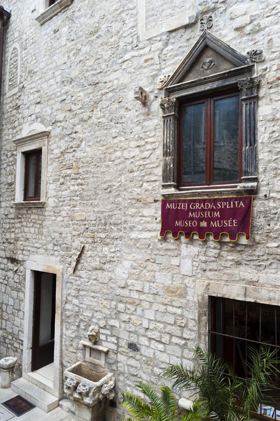 无人,家,竖图,室外,白天,正面,度假,石头,美景,窗户,城市风光,城市,叶子,欧洲,克罗地亚,阴影,光线,石子,影子,房屋,墙,屋子,景观,公寓,绿叶,娱乐,洋房,楼房,玻璃窗,墙壁,墙面,住宅,阳光,享受,休闲,嫩叶,景色,放松,首府,克罗地亚共和国,斯普利特,斯普利特.达尔马提亚县,叶,叶片,石块,岩石,彩图,房子,斯普利特.达尔马提亚,赫尔瓦次卡