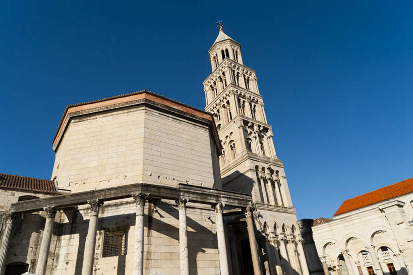 无人,宫殿,横图,室外,白天,仰视,旅游,度假,名胜古迹,标志建筑,地标,建筑,欧洲,克罗地亚,一排,许多,阴影,遗迹,整齐,时间,光线,时钟,影子,柱子,计时,古迹,文物,娱乐,建设,古建筑,排列,蓝色,蓝天,天空,阳光,钟表,天,享受,休闲,表,旅游胜地,放松,晴朗,队列,古文明,万里无云,首府,塔钟,克罗地亚共和国,斯普利特,戴克里先宫,斯普利特.达尔马提亚县,钟,晴空,晴空万里,彩图,低角度拍摄,斯普利特.达尔马提亚,赫尔瓦次卡