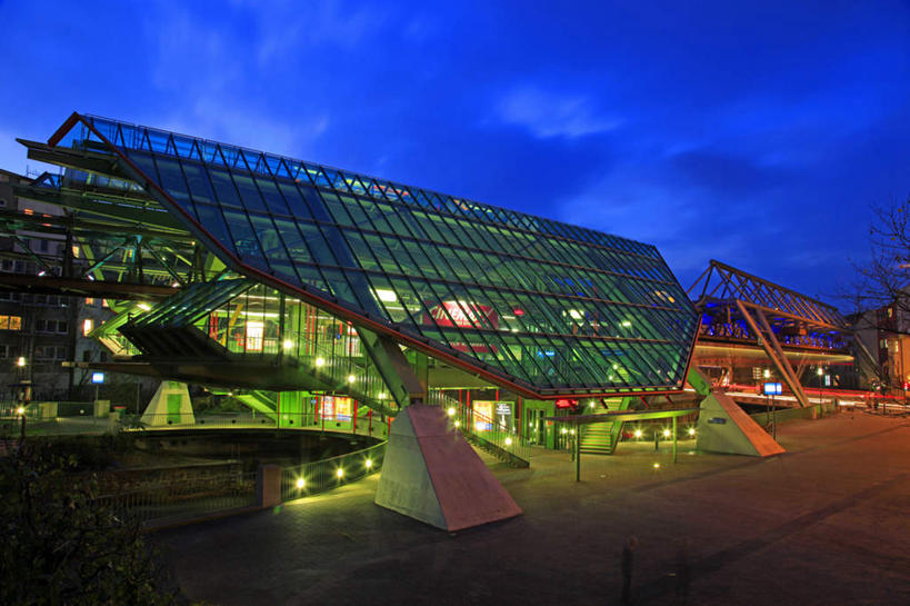 无人,栏杆,横图,室外,夜晚,正面,度假,美景,楼梯,城市风光,标志建筑,城市,地标,建筑,路灯,夜景,车站,照明,德国,欧洲,阴影,朦胧,模糊,光线,扶手,影子,阶梯,景观,云,云朵,建筑群,灯光,站台,云彩,娱乐,建设,护栏,月台,台阶,灯,蓝色,白云,蓝天,天空,天,享受,休闲,景色,放松,照亮,照明设备,西欧,德意志联邦共和国,北莱茵.威斯特法伦州,伍珀塔尔,彩图