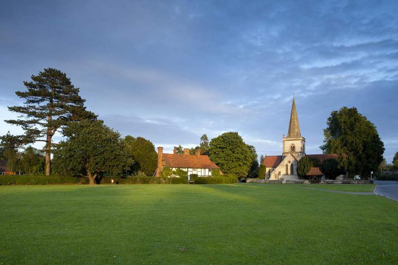 无人,家,教堂,横图,室外,白天,正面,旅游,度假,草地,草坪,美景,植物,道路,路,公路,英国,欧洲,阴影,节日,光线,影子,房屋,屋子,景观,云,云朵,交通,云彩,文化,娱乐,楼房,英格兰,住宅,草,树,树木,蓝色,绿色,白云,蓝天,天空,阳光,自然,天,祈祷,享受,休闲,健康,景色,放松,许愿,宗教,信仰,生长,晴朗,成长,纪念,祈求,西欧,自然风光,大不列颠,信念,大不列颠及北爱尔兰联合王国,大不列颠联合王国,日不落英帝国,萨里,萨里郡,平安,晴空,马路,彩图,房子,大教堂,礼拜堂
