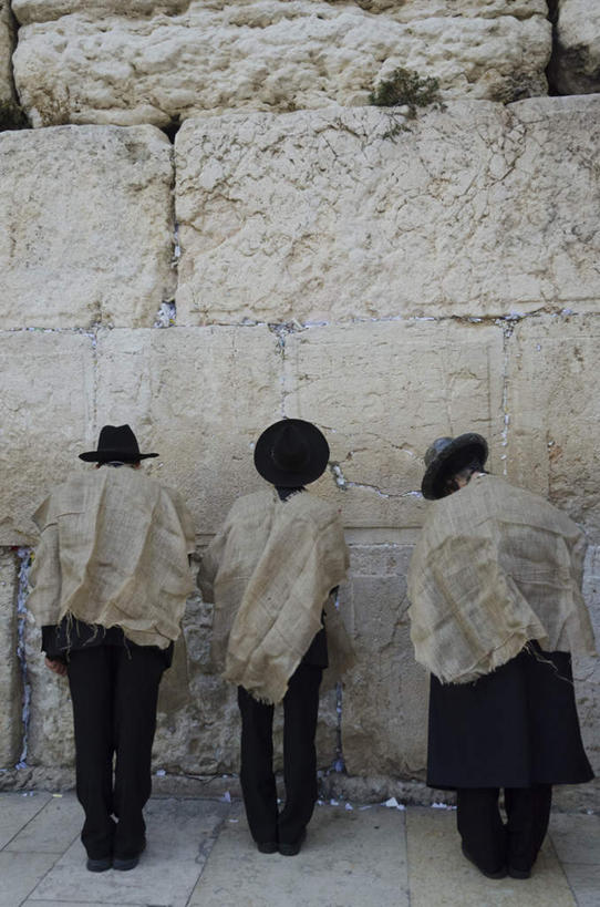 西方人,三个人,站,竖图,室外,白天,衬衫,西装,旅游,度假,名胜古迹,标志建筑,地标,建筑,帽子,纺织品,欧洲,巴勒斯坦,欧洲人,亚洲,一排,行人,游客,游人,阴影,套装,正装,遗迹,整齐,光线,布,影子,领带,织物,首都,职业装,礼帽,古迹,文物,娱乐,建设,古建筑,路人,旅客,排列,背面,阳光,站着,享受,休闲,旅游胜地,放松,遮,遮掩,宗教,信仰,布匹,掩盖,遮挡,队列,西亚,哭墙,信念,古文明,遮盖,犹太教,掩饰,巴勒斯坦国,叹息墙,耶路撒冷,西墙,过客,卡其布,男人,男性,年轻男性,白种人,站立,彩图,全身,衬衣