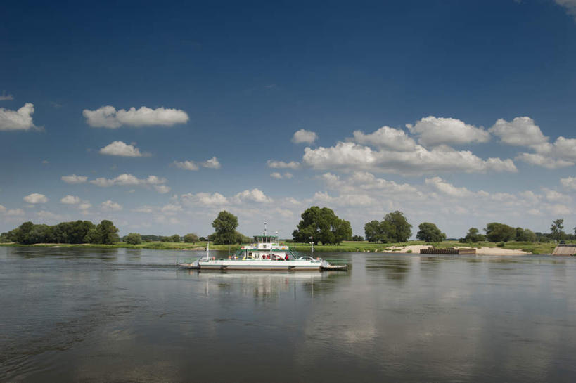 无人,横图,室外,白天,正面,旅游,度假,草地,草坪,河流,美景,水,植物,轮船,船,德国,欧洲,一艘,阴影,波纹,飞溅,溅,光线,液体,影子,河水,景观,水滴,水流,云,云朵,云彩,娱乐,水珠,草,树,树木,蓝色,绿色,白云,蓝天,水纹,天空,阳光,自然,船尾波,交通工具,波浪,天,享受,休闲,景色,放松,生长,晴朗,成长,西欧,喷洒,自然风光,载具,德意志联邦共和国,萨克森.安哈尔特,萨克森.安哈尔特州,晴空,彩图