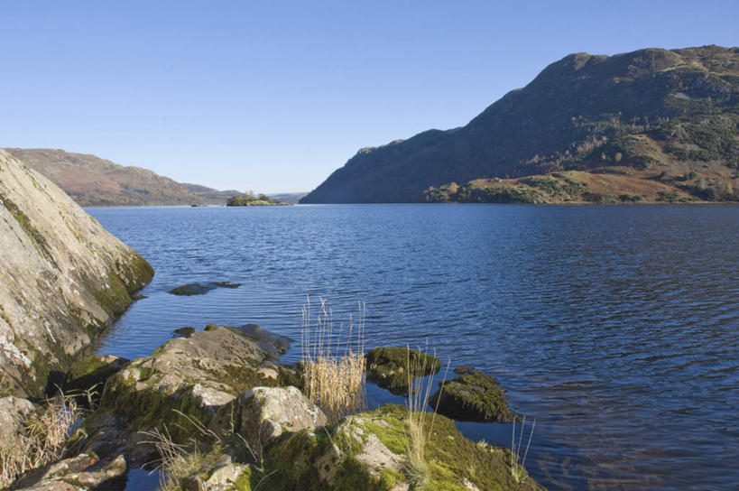 无人,公园,横图,室外,白天,正面,旅游,度假,湖,湖泊,石头,美景,山,山脉,水,英国,欧洲,阴影,光线,石子,影子,湖面,景观,山峰,水流,水面,山峦,娱乐,英格兰,蓝色,蓝天,天空,阳光,自然,湖水,群山,天,享受,休闲,景色,放松,晴朗,国家公园,西欧,自然风光,大不列颠,大不列颠及北爱尔兰联合王国,万里无云,大不列颠联合王国,日不落英帝国,英吉利,湖区国家公园,英国湖区国家公园,石块,岩石,晴空,晴空万里,彩图