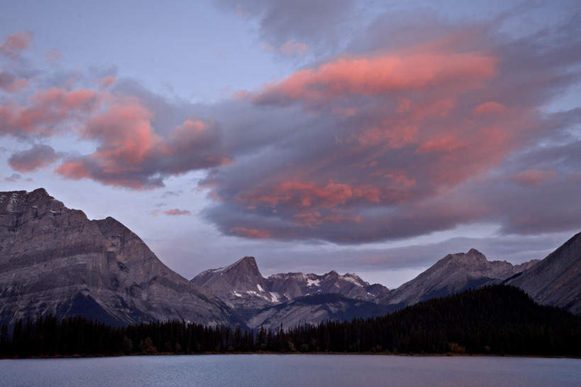 无人,横图,室外,白天,仰视,旅游,度假,湖,湖泊,美景,日落,森林,山,山脉,树林,水,雪,植物,大雪,加拿大,阴影,光线,影子,湖面,积雪,景观,山峰,水流,水面,晚霞,霞光,雪景,冬季,冬天,落日,山峦,娱乐,树,树木,绿色,阳光,自然,黄昏,湖水,群山,享受,休闲,景色,彩霞,放松,寒冷,生长,成长,北美,北美洲,自然风光,美洲,阿尔伯塔省,阿尔伯塔,北亚美利加洲,亚美利加洲,严寒,艾伯塔,艾伯塔省,卡尔加里,夕照,卡纳纳斯基斯,夕阳,彩图,低角度拍摄,卡城,斜阳