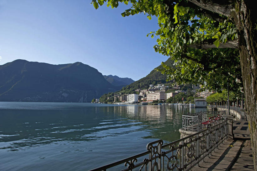 无人,家,栏杆,横图,室外,白天,正面,旅游,度假,湖,湖泊,美景,山,山脉,水,植物,瑞士,欧洲,阴影,光线,扶手,影子,房屋,屋子,湖面,景观,山峰,水流,水面,公寓,山峦,娱乐,洋房,护栏,楼房,住宅,树,树木,蓝色,绿色,蓝天,天空,阳光,自然,湖水,群山,天,享受,休闲,景色,放松,生长,晴朗,成长,自然风光,中欧,卢加诺,万里无云,卢加诺湖,瑞士联邦,晴空,晴空万里,彩图,房子