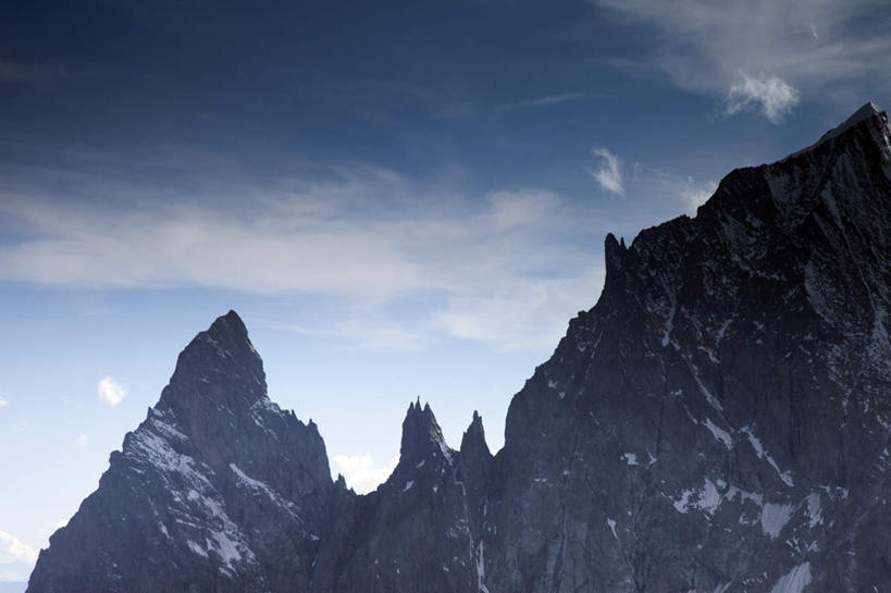 无人,横图,室外,白天,仰视,旅游,度假,美景,森林,山,树林,雪,雪山,植物,大雪,意大利,欧洲,阴影,高大,光线,纹路,纹理,影子,冰,积雪,景观,山峰,雪景,云,云朵,冬季,冬天,山峦,宏伟,云彩,娱乐,树,树木,蓝色,绿色,白云,蓝天,天空,阳光,自然,天,享受,休闲,景色,放松,寒冷,生长,晴朗,成长,雄伟,冰冷,南欧,自然风光,意大利共和国,肌理,首府,严寒,冰凉,酷寒,凛冽,凛凛,极冷,奥斯塔,瓦莱达奥斯塔,瓦莱达奥斯塔大区,晴空,彩图,低角度拍摄