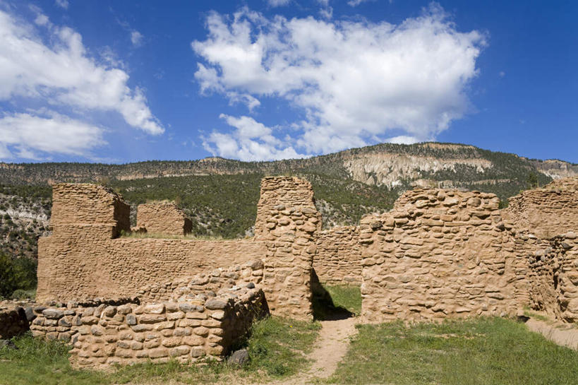 无人,家,横图,室外,白天,正面,旅游,度假,草地,草坪,石头,名胜古迹,山,山脉,植物,标志建筑,城市,地标,建筑,美国,阴影,遗迹,光线,纹路,石子,纹理,影子,房屋,屋子,山峰,云,云朵,山峦,云彩,古迹,文物,娱乐,建设,古建筑,楼房,废墟,住宅,草,蓝色,绿色,白云,蓝天,天空,阳光,群山,天,享受,休闲,旅游胜地,放松,晴朗,北美,北美洲,美洲,古文明,新墨西哥,肌理,新墨西哥州,北亚美利加洲,亚美利加洲,迷人之地,迷人之州,阿尔伯克基,阿布奎基,石块,岩石,晴空,彩图,房子