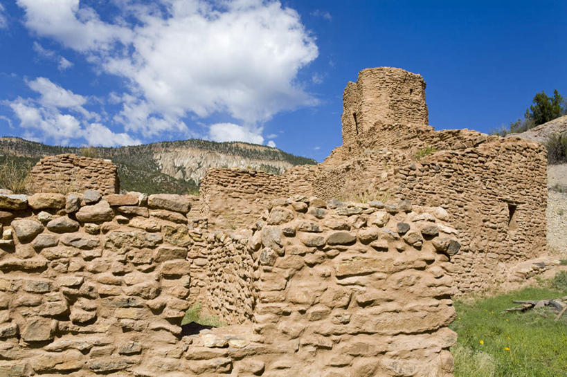 无人,家,横图,室外,白天,仰视,旅游,度假,草地,草坪,石头,名胜古迹,山,山脉,植物,标志建筑,城市,地标,建筑,美国,阴影,遗迹,光线,纹路,石子,纹理,影子,房屋,屋子,山峰,云,云朵,山峦,云彩,古迹,文物,娱乐,建设,古建筑,楼房,废墟,住宅,草,蓝色,绿色,白云,蓝天,天空,阳光,群山,天,享受,休闲,旅游胜地,放松,晴朗,北美,北美洲,美洲,古文明,新墨西哥,肌理,新墨西哥州,北亚美利加洲,亚美利加洲,迷人之地,迷人之州,阿尔伯克基,阿布奎基,石块,岩石,晴空,彩图,低角度拍摄,房子