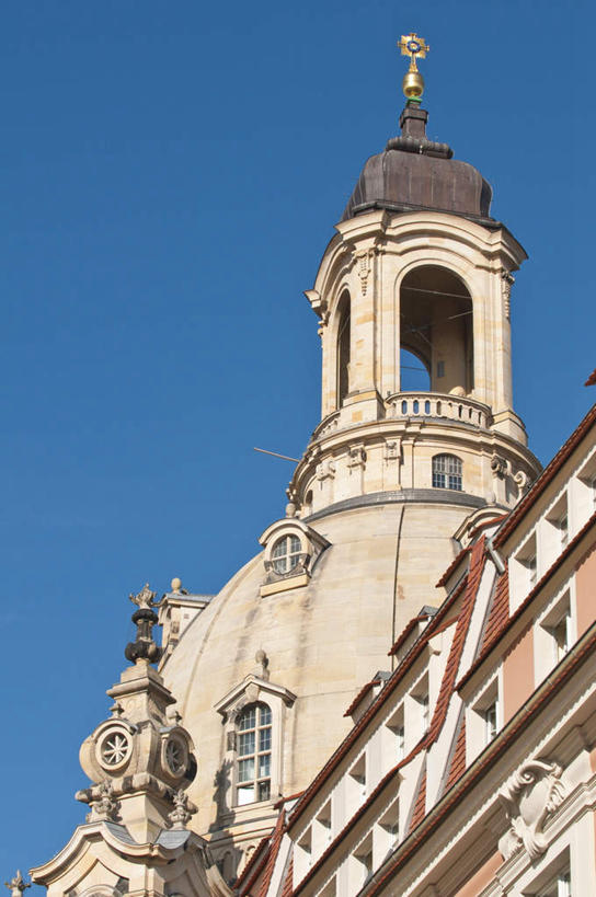 无人,教堂,竖图,室外,白天,仰视,旅游,度假,名胜古迹,标志建筑,地标,建筑,雕塑,德国,欧洲,阴影,节日,遗迹,艺术,装饰,时间,光线,雕刻,雕像,时钟,影子,云,云朵,钟楼,计时,云彩,古迹,文化,文物,娱乐,建设,古建筑,石雕,蓝色,白云,蓝天,天空,阳光,工艺品,钟表,天,祈祷,享受,休闲,健康,表,旅游胜地,放松,许愿,宗教,信仰,晴朗,纪念,华丽,修饰,祈求,美术,点缀,西欧,主题,陈列,信念,古文明,德意志联邦共和国,圣母大教堂,功能,美学,衬托,美观,雅致,雅观,塔钟,德累斯顿,萨克森州,萨克森自由州,德累斯顿圣母大教堂,德累斯顿圣母教堂,平安,钟,晴空,彩图,低角度拍摄,大教堂,礼拜堂