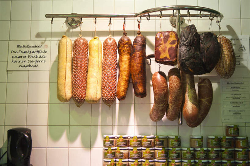 无人,横图,室内,特写,白天,正面,度假,美景,城市风光,城市,德国,欧洲,一排,许多,吊挂,悬挂,阴影,整齐,光线,英文,标志,材料,瓷砖,档案,罐头,文件,文字,影子,纸,字符,字母,墙,景观,香肠,腊肠,挂,娱乐,标识,架子,墙壁,墙面,排列,瓶子,手稿,塑料制品,资料,享受,休闲,塑料瓶,景色,放松,英文字母,证明,西欧,队列,文档,德意志联邦共和国,莱比锡,彩图
