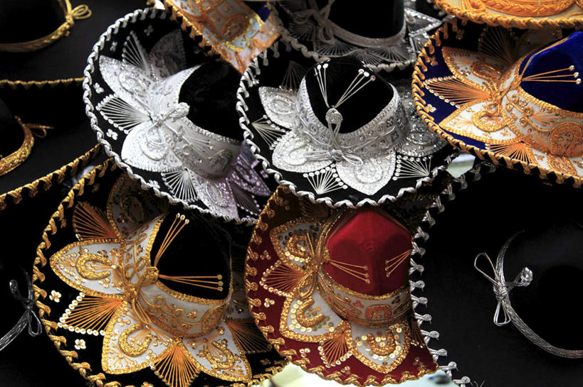 无人,商店,横图,俯视,室外,特写,白天,购物,消费,超市,静物,帽子,许多,花纹,装饰,图案,礼帽,排列,蝴蝶结,金融,百货,便利店,华丽,修饰,点缀,队列,选购,贸易,衬托,美观,雅致,雅观,血拼,零售店,彩图,高角度拍摄,店铺,杂货店,杂货铺