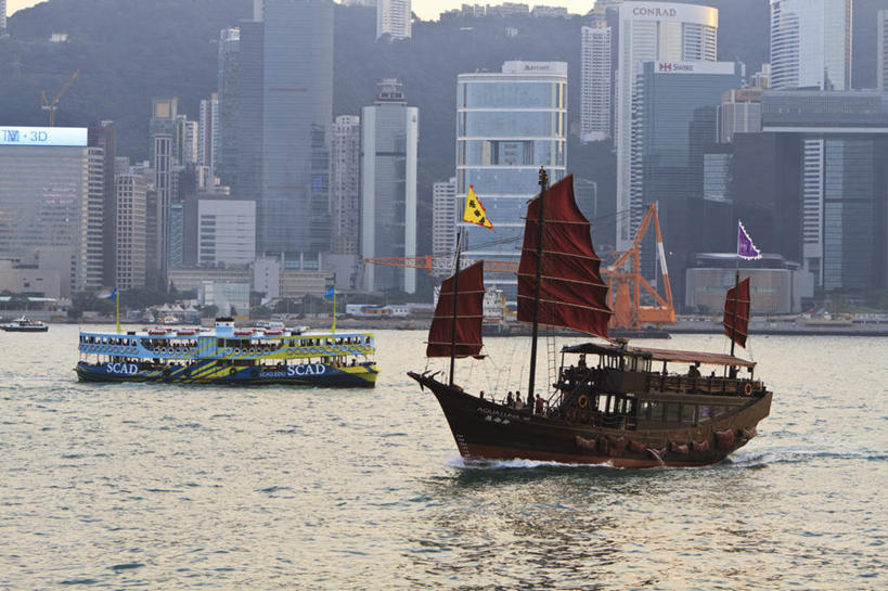 帆船,无人,高楼大厦,横图,室外,白天,正面,旅游,度假,河流,水,标志建筑,大厦,地标,建筑,摩天大楼,船,香港,中国,亚洲,阴影,波纹,飞溅,溅,光线,液体,影子,河水,水滴,水流,建筑群,娱乐,建设,水珠,维多利亚港,水纹,阳光,船尾波,交通工具,波浪,享受,休闲,旅游胜地,放松,港,喷洒,载具,东亚,香港特别行政区,港澳台,中华人民共和国,维港,彩图,大楼,高层建筑,高楼,摩天楼