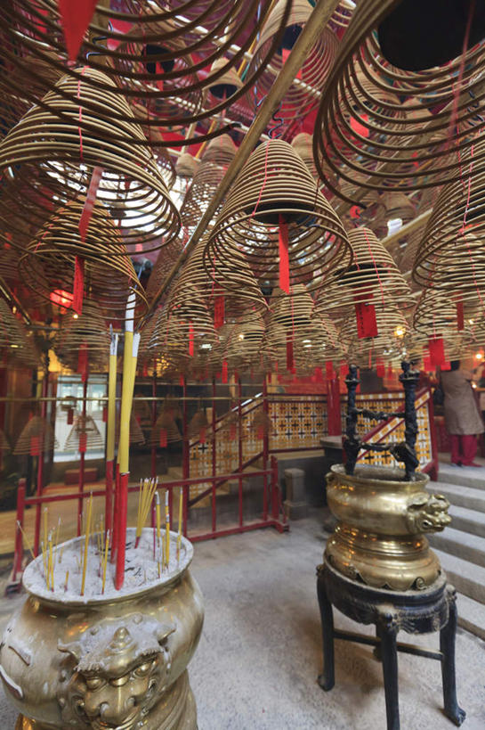 无人,寺庙,竖图,室内,白天,仰视,旅游,度假,名胜古迹,标志建筑,地标,建筑,蜡烛,香港,中国,亚洲,节日,遗迹,烟雾,燃烧,古迹,文化,文物,娱乐,建设,古建筑,佛香,香火,香烛,庙宇,祈祷,享受,休闲,健康,旅游胜地,放松,许愿,宗教,信仰,烧香,纪念,祈求,港,古文明,东亚,新界,文武二帝庙,文武庙,香港特别行政区,港澳台,中华人民共和国,大埔区,大埔文武庙,富善街,平安,彩图,低角度拍摄,庙,寺