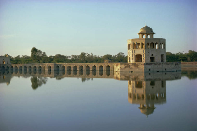 无人,家,横图,室外,白天,正面,旅游,度假,河流,石头,水,植物,标志建筑,地标,建筑,印度,亚洲,阴影,波纹,光线,石子,影子,房屋,屋子,河水,水流,桥,涟漪,娱乐,建设,石桥,楼房,拱桥,住宅,栈桥,树,树木,蓝色,绿色,倒影,蓝天,水纹,天空,阳光,自然,波浪,天,享受,休闲,旅游胜地,放松,拱形,生长,晴朗,成长,人行桥,石拱桥,倒映,南亚,万里无云,印度共和国,水晕,反照,旁遮普,旁遮普邦,石块,晴空,晴空万里,彩图,房子