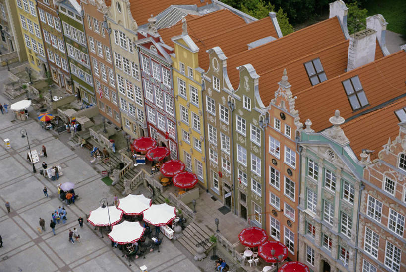 西方人,家,栏杆,站,坐,走,横图,俯视,航拍,室外,白天,旅游,度假,植物,楼梯,标志建筑,地标,建筑,欧洲,波兰,欧洲人,一排,许多,阴影,服装,整齐,光线,扶手,伞,影子,雨伞,遮阳伞,房屋,阶梯,屋子,很多,许多人,休闲装,娱乐,阳伞,建设,护栏,楼房,台阶,住宅,树,树木,排列,衣服,绿色,自然,站着,一群人,享受,休闲,休闲服,旅游胜地,放松,服饰,生长,成长,鸟瞰,队列,中欧,省会,波兰共和国,格但斯克,波美拉尼亚,波美拉尼亚省,男人,男性,年轻男性,年轻女性,女人,女性,白种人,步行,散步,站立,走路,坐着,彩图,高角度拍摄,全身,房子,咖啡馆