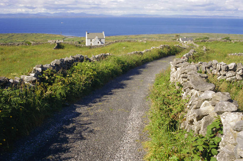 无人,家,横图,俯视,室外,白天,旅游,度假,草地,草坪,海浪,海洋,石头,美景,沙滩,植物,道路,路,爱尔兰,欧洲,一堆,阴影,堆叠,堆积,光线,沙子,石子,影子,房屋,屋子,草屋,海岸,景观,浪花,水平线,云,云朵,小路,辽阔,交通,海平线,沙地,云彩,娱乐,住宅,草,树,树木,蓝色,绿色,白云,蓝天,天空,自然,海水,茅草屋,天,享受,休闲,广阔,景色,放松,生长,晴朗,成长,堆,一望无际,西欧,自然风光,海景,爱尔兰共和国,戈尔韦,无边无际,一马平川,大海,风浪,海,海水的波动,海滩,近岸浪,石块,岩石,涌浪,晴空,彩图,高角度拍摄,房子,茅舍,茅屋,小屋,水天相接,水天一线