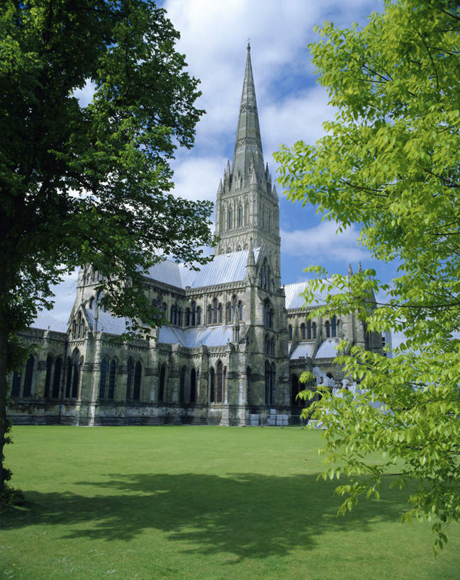 无人,教堂,竖图,室外,白天,仰视,旅游,度假,草地,草坪,名胜古迹,植物,标志建筑,地标,建筑,英国,欧洲,阴影,节日,遗迹,光线,影子,云,云朵,云彩,古迹,文化,文物,娱乐,建设,古建筑,英格兰,草,树,树木,蓝色,绿色,白云,蓝天,天空,阳光,自然,天,祈祷,享受,休闲,健康,旅游胜地,放松,许愿,宗教,信仰,生长,晴朗,成长,纪念,祈求,基督教,西欧,天主教,大不列颠,信念,古文明,哥特式建筑,大不列颠及北爱尔兰联合王国,大不列颠联合王国,日不落英帝国,索尔兹伯里教堂,索尔兹伯里主教堂,平安,晴空,彩图,低角度拍摄,大教堂,礼拜堂