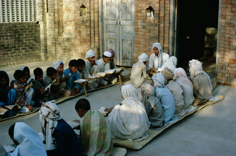 东方人,儿童,伙伴,朋友,教师,学校,教学楼,家,坐,横图,俯视,室外,白天,民族服装,度假,友谊,纯洁,美景,门,城市风光,城市,书籍,印度,亚洲,一排,握,阴影,整齐,光线,影子,房屋,墙,屋子,景观,许多人,拿,拿着,注视,黄种人,娱乐,校园,楼房,墙壁,墙面,住宅,排列,小孩,阳光,门框,观察,看,一群人,享受,休闲,教室,同学,景色,放松,可爱,童年,童趣,握着,观看,察看,校友,队列,关注,南亚,童真,烂漫,无邪,印度共和国,同窗,学友,旁遮普,旁遮普邦,天真,友情,男孩,男人,男性,中年男性,亚洲人,讲师,教授,老师,书,图书,坐着,半身,彩图,高角度拍摄,传统服装,民俗服,房子,教学大楼,男生