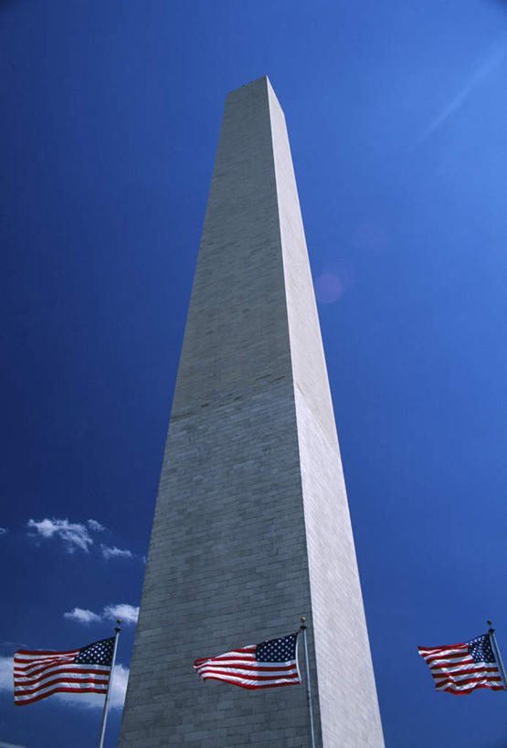 无人,竖图,室外,白天,仰视,旅游,度假,标志建筑,地标,建筑,旗帜,国旗,美国,一排,阴影,整齐,飘扬,光线,影子,云,云朵,纪念碑,纪念馆,首都,云彩,娱乐,建设,排列,蓝色,白云,蓝天,天空,阳光,天,享受,休闲,旅游胜地,放松,晴朗,飘逸,北美,北美洲,队列,飞扬,美洲,华盛顿特区,华盛顿纪念碑,华盛顿哥伦比亚特区,华府,华盛顿纪念塔,北亚美利加洲,亚美利加洲,三面,旗,晴空,彩图,低角度拍摄