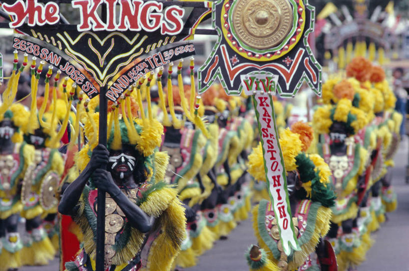 东方人,走,横图,室外,白天,正面,民族服装,度假,美景,城市风光,城市,菲律宾,狂欢节,亚洲,一排,握,节日,朦胧,模糊,庆祝,整齐,英文,标志,文字,字符,字母,景观,许多人,拿,拿着,注视,黄种人,文化,娱乐,标识,排列,观察,看,一群人,庆典,享受,休闲,景色,放松,握着,东南亚,观看,纪念,英文字母,察看,队列,关注,菲律宾共和国,米沙鄢,米沙鄢群岛,班乃岛,男人,男性,中年男性,亚洲人,步行,散步,走路,半身,彩图,传统服装,民俗服