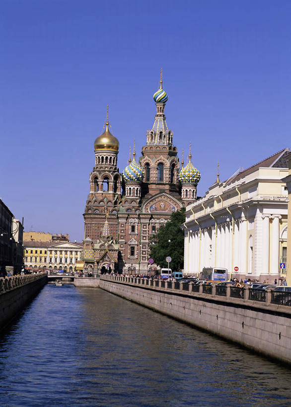 无人,教堂,竖图,室外,白天,仰视,旅游,度假,河流,石头,水,植物,窗户,标志建筑,地标,建筑,汽车,欧洲,俄罗斯,亚洲,一排,阴影,波纹,节日,朦胧,模糊,整齐,装饰,光线,石子,影子,屋顶,河水,水流,天桥,桥,涟漪,顶棚,文化,娱乐,建设,玻璃窗,车,树,树木,排列,蓝色,绿色,倒影,蓝天,水纹,天空,阳光,自然,交通工具,轿车,波浪,天,祈祷,享受,休闲,健康,旅游胜地,放松,许愿,宗教,信仰,生长,晴朗,成长,纪念,人行桥,华丽,修饰,祈求,点缀,倒映,队列,载具,信念,万里无云,首府,圣彼得堡,水晕,衬托,美观,雅致,雅观,俄联邦,俄罗斯联邦,彼得格勒,列宁格勒,列宁格勒州,圣彼得堡市,反照,滴血大教堂,滴血教堂,喋血大教堂,喋血教堂,复活大教堂,复活教堂,基督喋血大教堂,基督喋血教堂,基督复活教堂,圣彼得堡滴血大教堂,圣彼得堡滴血教堂,圣彼得堡喋血大教堂,圣彼得堡喋血教堂,平安,石块,晴空,晴空万里,彩图,低角度拍摄,大教堂,礼拜堂