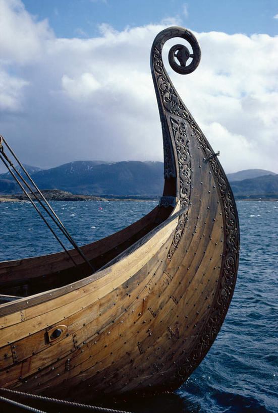 无人,竖图,室外,特写,白天,正面,旅游,度假,海浪,海洋,美景,山,山脉,船,挪威,欧洲,一艘,阴影,朦胧,模糊,光线,影子,景观,浪花,山峰,云,云朵,山峦,云彩,娱乐,蓝色,白云,蓝天,天空,阳光,自然,海水,交通工具,群山,天,享受,休闲,景色,放松,晴朗,舟,斯堪的纳维亚,自然风光,载具,北欧,斯堪的纳维亚半岛,海景,维京船,挪威王国,大海,风浪,海,海水的波动,近岸浪,涌浪,晴空,彩图