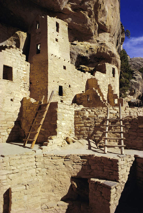 无人,公园,攀登,竖图,室外,白天,正面,旅游,度假,石头,名胜古迹,楼梯,标志建筑,地标,建筑,美国,阴影,朦胧,模糊,遗迹,光线,石子,梯子,影子,阶梯,木梯,墙,云,云朵,云彩,古迹,文物,娱乐,建设,古建筑,废墟,墙壁,墙面,台阶,蓝色,白云,蓝天,天空,阳光,天,享受,休闲,爬,旅游胜地,放松,晴朗,上升,北美,北美洲,国家公园,美洲,古文明,科罗拉多州,科罗拉多,弗德台地国家公园,梅萨维德国家公园,北亚美利加洲,亚美利加洲,登高,百年州,弗德台地,梅萨维德,石块,岩石,晴空,攀爬,彩图