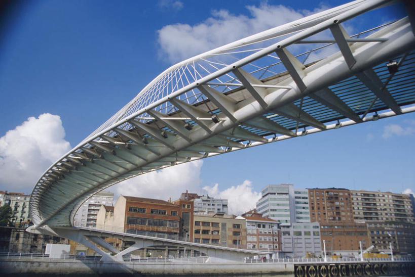 无人,高楼大厦,横图,室外,白天,仰视,度假,办公楼,美景,城市风光,城市,大桥,大厦,建筑,立交桥,摩天大楼,桥梁,写字楼,西班牙,欧洲,阴影,光线,影子,景观,云,云朵,高架,斜拉桥,桥,云彩,娱乐,蓝色,白云,蓝天,天空,阳光,楼宇,天,享受,休闲,商务楼,景色,放松,晴朗,南欧,西班牙王国,巴斯克,巴斯克自治区,毕尔巴鄂,晴空,彩图,低角度拍摄,大楼,高层建筑,高楼,摩天楼