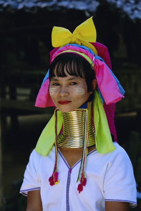 东方人,脸,头,脸颊,一个人,站,笑,微笑,竖图,室外,特写,白天,正面,项链,泰国,亚洲,仅一个年轻女性,仅一个女性,仅一个人,阴影,朦胧,模糊,装饰,光线,头饰,影子,注视,黄种人,肩膀,装饰品,阳光,饰品,首饰,观察,看,站着,金色,东南亚,观看,华丽,修饰,点缀,察看,关注,泰王国,衬托,美观,雅致,雅观,湄宏顺府,夜丰颂府,年轻女性,女人,女性,亚洲人,头部,脸部,脸蛋,面部,站立,半身,彩图