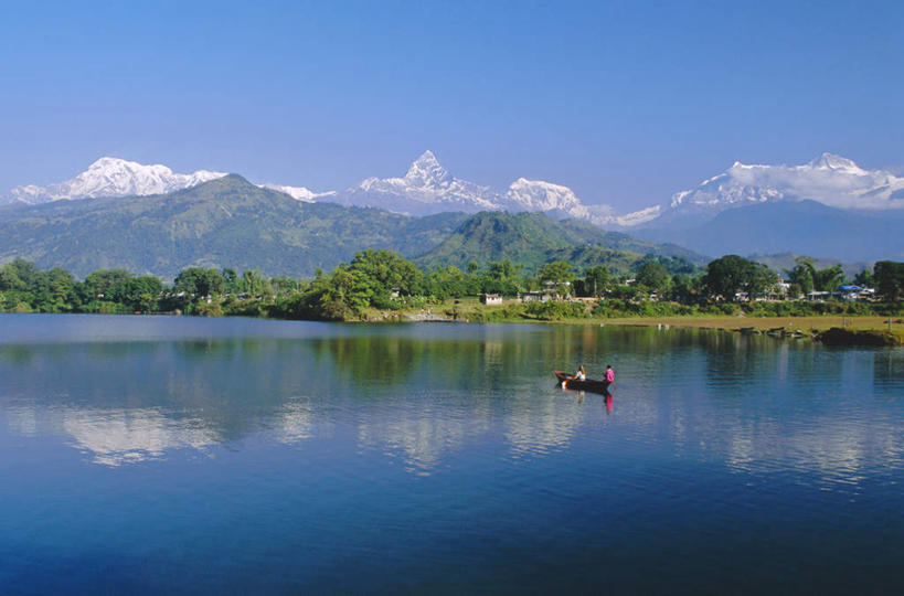 东方人,两个人,夫妻,家,坐,横图,室外,白天,爱情,旅游,度假,草地,草坪,湖,湖泊,石头,美景,山,水,雪,雪山,植物,大雪,窗户,门,船,尼泊尔,亚洲,一排,许多,握,阴影,波纹,服装,整齐,光线,石子,影子,房屋,墙,屋顶,屋子,冰,湖面,积雪,景观,山峰,水流,水面,雪景,冬季,冬天,木船,涟漪,山峦,很多,浪漫,拿,顶棚,拿着,注视,休闲装,黄种人,娱乐,楼房,玻璃窗,墙壁,墙面,住宅,草,树,树木,排列,背面,衣服,蓝色,绿色,倒影,蓝天,水纹,天空,阳光,自然,门框,交通工具,波浪,湖水,天,观察,看,享受,休闲,休闲服,景色,恩爱,放松,寒冷,握着,恋人,服饰,生长,晴朗,成长,观看,察看,冰冷,倒映,舟,队列,关注,自然风光,载具,南亚,万里无云,尼泊尔王国,水晕,严寒,冰凉,酷寒,凛冽,凛凛,极冷,反照,博卡拉,博克拉,男人,男性,女人,女性,中年男性,中年女性,亚洲人,夫妇,情侣,石块,岩石,晴空,晴空万里,坐着,彩图,全身,房子,伴侣