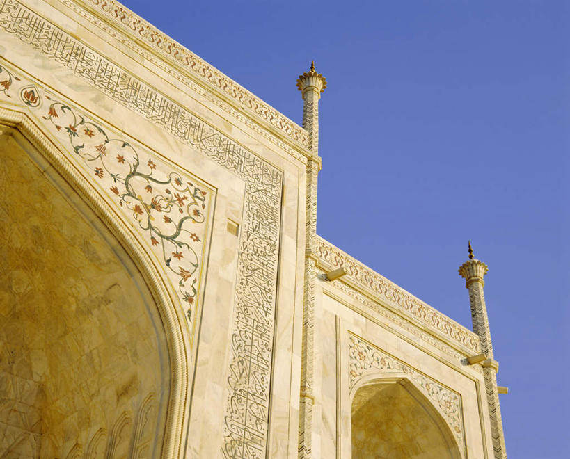 无人,横图,室外,白天,仰视,旅游,度假,名胜古迹,门,地标,雕塑,泰姬陵,印度,亚洲,阴影,遗迹,艺术,装饰,光线,雕刻,雕像,影子,墙,拱门,古迹,文物,娱乐,古建筑,墙壁,墙面,蓝色,蓝天,天空,阳光,工艺品,门框,天,享受,休闲,旅游胜地,放松,晴朗,纪念,美术,陵墓,主题,南亚,陈列,古文明,世界文化遗产,万里无云,泰姬.马哈尔陵,伊斯兰建筑,泰姬玛哈,世界七大奇迹,功能,美学,泰吉.玛哈尔陵,晴空,晴空万里,彩图,低角度拍摄,标志性建筑