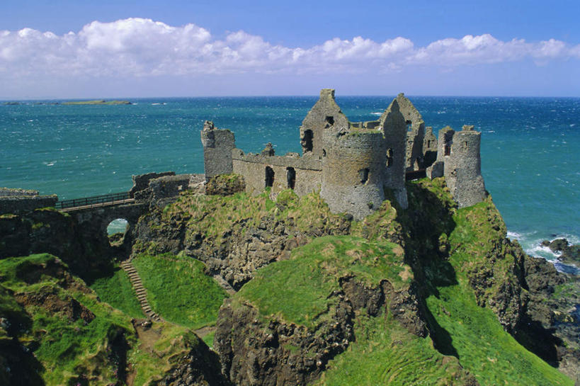 无人,横图,俯视,航拍,室外,白天,旅游,度假,草地,草坪,海浪,海洋,石头,名胜古迹,沙滩,山,山脉,植物,标志建筑,地标,建筑,爱尔兰,欧洲,阴影,遗迹,光线,沙子,石子,影子,海岸,浪花,山峰,水平线,云,云朵,桥,辽阔,海平线,沙地,山峦,云彩,古迹,文物,娱乐,建设,古建筑,石桥,拱桥,栈桥,草,树,树木,蓝色,绿色,白云,蓝天,天空,自然,海水,群山,天,享受,休闲,广阔,旅游胜地,放松,拱形,生长,晴朗,成长,人行桥,石拱桥,一望无际,西欧,鸟瞰,海景,古文明,爱尔兰共和国,阿尔斯特,阿尔斯特省,阿洛斯特,安特里姆郡,安特里姆区,无边无际,一马平川,大海,风浪,海,海水的波动,海滩,近岸浪,石块,涌浪,晴空,彩图,高角度拍摄,水天相接,水天一线