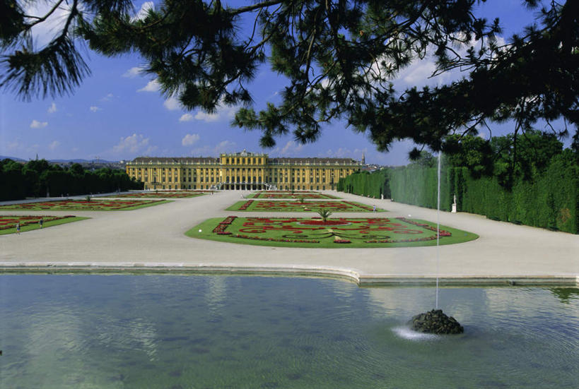 无人,广场,宫殿,横图,俯视,室外,白天,旅游,度假,草地,草坪,植物,标志建筑,地标,建筑,喷泉,奥地利,欧洲,维也纳,阴影,装饰,光线,影子,墙,景观,云,云朵,首都,云彩,文化,娱乐,建设,墙壁,墙面,草,树,树木,蓝色,绿色,白云,蓝天,天空,自然,天,品味,享受,休闲,旅游胜地,放松,生长,晴朗,成长,华丽,修饰,点缀,水景,中欧,衬托,美观,雅致,雅观,奥地利共和国,富丽,华美,舍恩布龙宫,美泉宫,设计,晴空,彩图,高角度拍摄