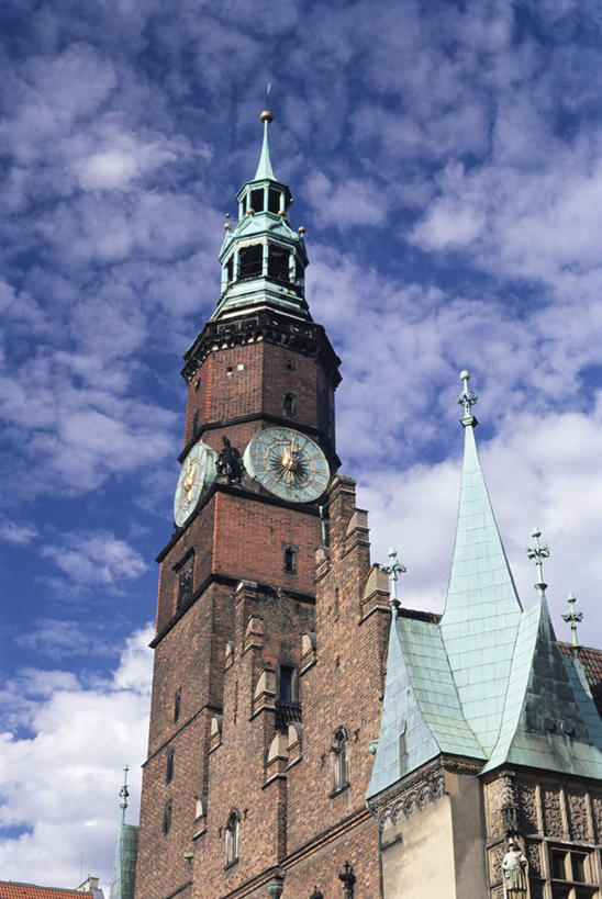 无人,家,教堂,竖图,室外,白天,仰视,旅游,度假,标志建筑,地标,建筑,欧洲,波兰,阴影,节日,时间,光线,时钟,影子,房屋,屋子,云,云朵,钟楼,塔,计时,云彩,文化,娱乐,建设,楼房,住宅,蓝色,白云,蓝天,天空,钟表,天,祈祷,享受,休闲,健康,表,旅游胜地,放松,许愿,宗教,信仰,晴朗,纪念,祈求,信念,中欧,省会,塔钟,波兰共和国,弗罗茨瓦夫,下西里西亚省,平安,钟,晴空,彩图,低角度拍摄,房子,大教堂,礼拜堂