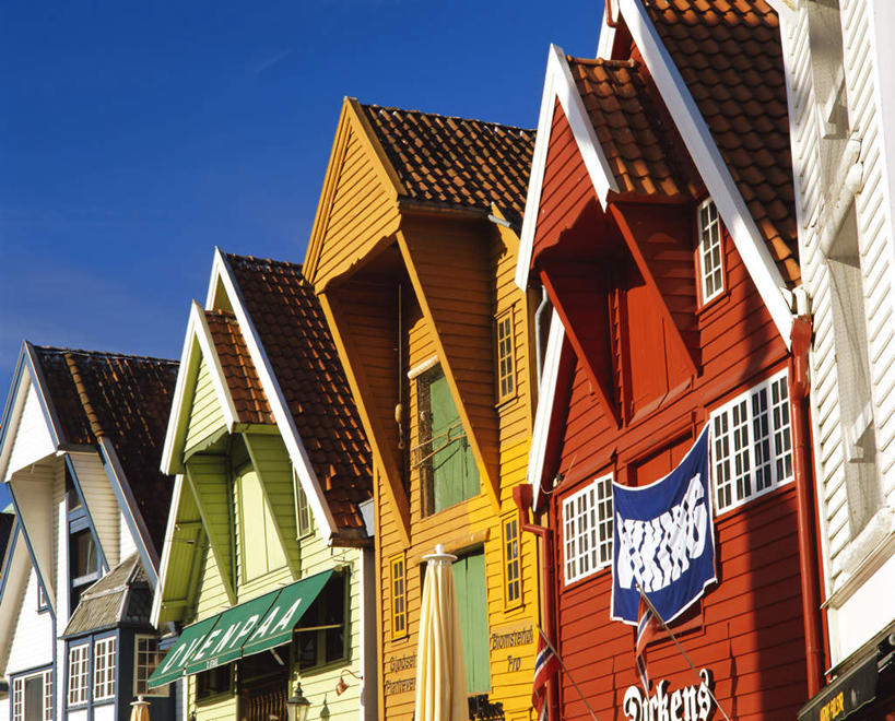 无人,家,横图,室外,特写,白天,仰视,旅游,度假,标志建筑,地标,建筑,指示牌,挪威,欧洲,一排,许多,阴影,整齐,光线,英文,标志,文字,影子,字符,字母,房屋,屋子,很多,娱乐,标识,建设,楼房,住宅,排列,黄色,红色,蓝色,绿色,白色,蓝天,天空,天,享受,休闲,旅游胜地,放松,晴朗,英文字母,斯堪的纳维亚,队列,北欧,斯堪的纳维亚半岛,万里无云,挪威王国,斯塔万格,晴空,晴空万里,彩图,低角度拍摄,房子