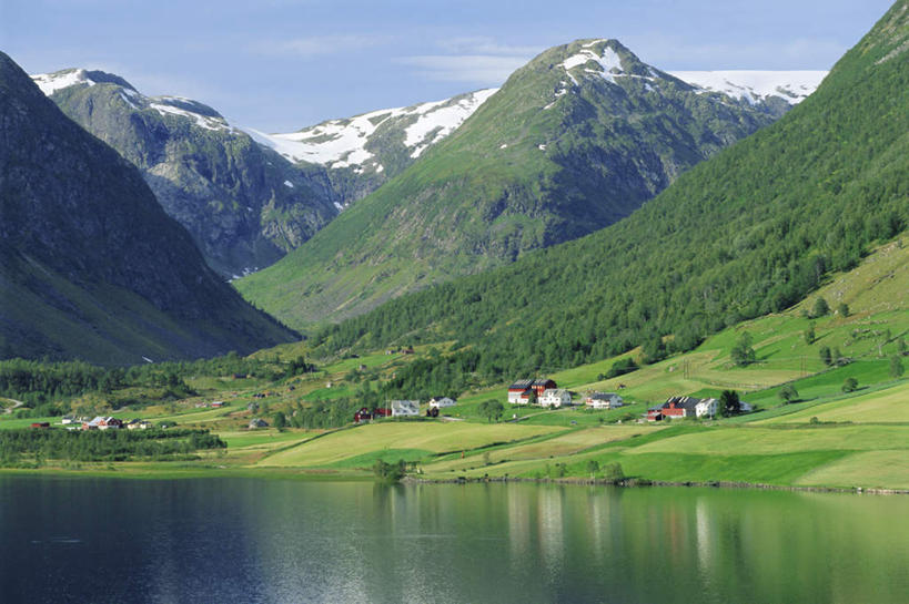 无人,家,横图,室外,白天,正面,旅游,度假,草地,草坪,湖,湖泊,美景,山,水,雪,雪山,植物,大雪,挪威,欧洲,阴影,光线,影子,房屋,屋子,冰,湖面,积雪,景观,山峰,水流,水面,雪景,冬季,冬天,山峦,娱乐,楼房,住宅,草,树,树木,蓝色,绿色,倒影,蓝天,天空,自然,湖水,天,享受,休闲,景色,放松,寒冷,生长,晴朗,成长,冰冷,倒映,斯堪的纳维亚,自然风光,北欧,斯堪的纳维亚半岛,万里无云,严寒,冰凉,酷寒,凛冽,凛凛,极冷,挪威王国,反照,盖朗厄尔峡湾,挪威峡湾,晴空,晴空万里,彩图,房子