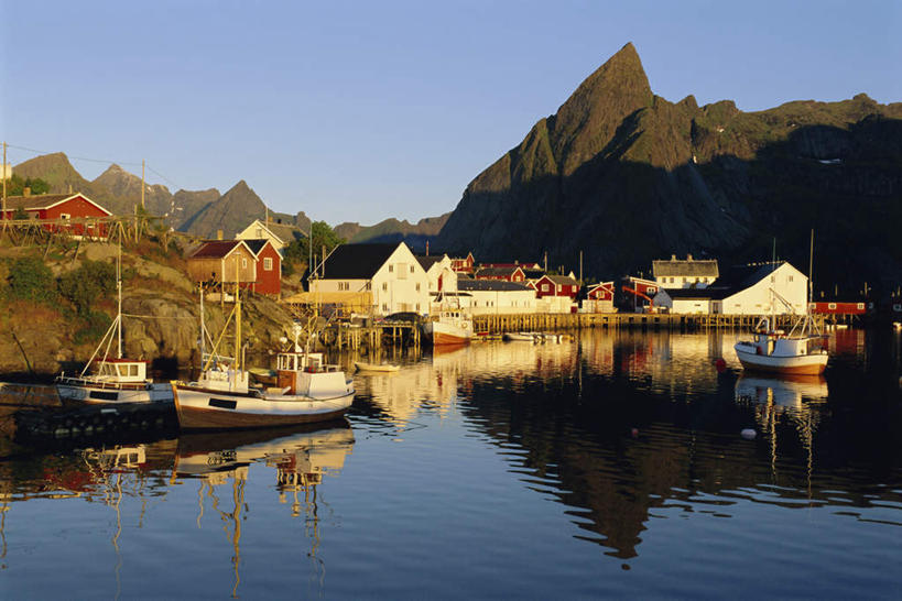 无人,家,码头,横图,室外,白天,正面,度假,彩虹,湖,湖泊,美景,山,山脉,水,植物,城市风光,城市,港口,轮船,船,挪威,欧洲,许多,阴影,光线,影子,房屋,屋子,湖面,景观,山峰,水流,水面,云,云朵,山峦,很多,云彩,娱乐,楼房,住宅,树,树木,蓝色,绿色,白云,蓝天,天空,自然,交通工具,湖水,群山,天,驾驶,行驶,享受,休闲,景色,放松,生长,晴朗,成长,操纵,控制,斯堪的纳维亚,载具,北欧,斯堪的纳维亚半岛,操控,把持,挪威王国,罗弗敦群岛,莫斯肯岛,虹,虹桥,七彩虹,晴空,天虹,彩图,房子,摆渡口,埠头,渡口,渡头,港湾,海港,货运码头,口岸,商港