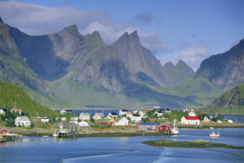 无人,家,码头,横图,俯视,室外,白天,旅游,度假,草地,草坪,海浪,海洋,美景,沙滩,山,山脉,植物,港口,挪威,欧洲,阴影,光线,沙子,影子,房屋,屋子,海岸,景观,浪花,山峰,云,云朵,沙地,山峦,云彩,娱乐,楼房,住宅,草,树,树木,蓝色,绿色,白云,蓝天,天空,自然,海水,群山,天,享受,休闲,景色,放松,峭壁,生长,晴朗,成长,斯堪的纳维亚,自然风光,北欧,斯堪的纳维亚半岛,海景,绝壁,挪威王国,罗弗敦群岛,莫斯肯岛,大海,风浪,海,海水的波动,海滩,近岸浪,涌浪,晴空,彩图,高角度拍摄,房子,摆渡口,埠头,渡口,渡头,港湾,海港,货运码头,口岸,商港