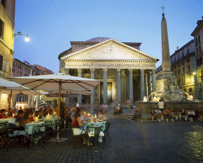 西方人,家,站,坐,吃,横图,室外,白天,仰视,旅游,度假,名胜古迹,餐桌,桌子,标志建筑,地标,建筑,椅子,照明,雕塑,意大利,欧洲,罗马,欧洲人,阴影,遗迹,艺术,装饰,光线,壁灯,雕刻,雕像,伞,影子,雨伞,遮阳伞,柱子,房屋,木椅,屋子,灯光,首都,许多人,古迹,文物,娱乐,阳伞,建设,古建筑,楼房,住宅,灯,蓝色,蓝天,天空,工艺品,灯具,天,站着,一群人,享受,休闲,旅游胜地,放松,晴朗,餐台,纪念,华丽,修饰,照亮,美术,点缀,照明设备,南欧,主题,陈列,古文明,万里无云,意大利共和国,功能,美学,衬托,美观,雅致,雅观,万神殿,万神庙,罗马万神殿,罗马万神庙,男人,男性,年轻男性,年轻女性,女人,女性,白种人,晴空,晴空万里,嚼,食,站立,坐着,彩图,低角度拍摄,全身,房子