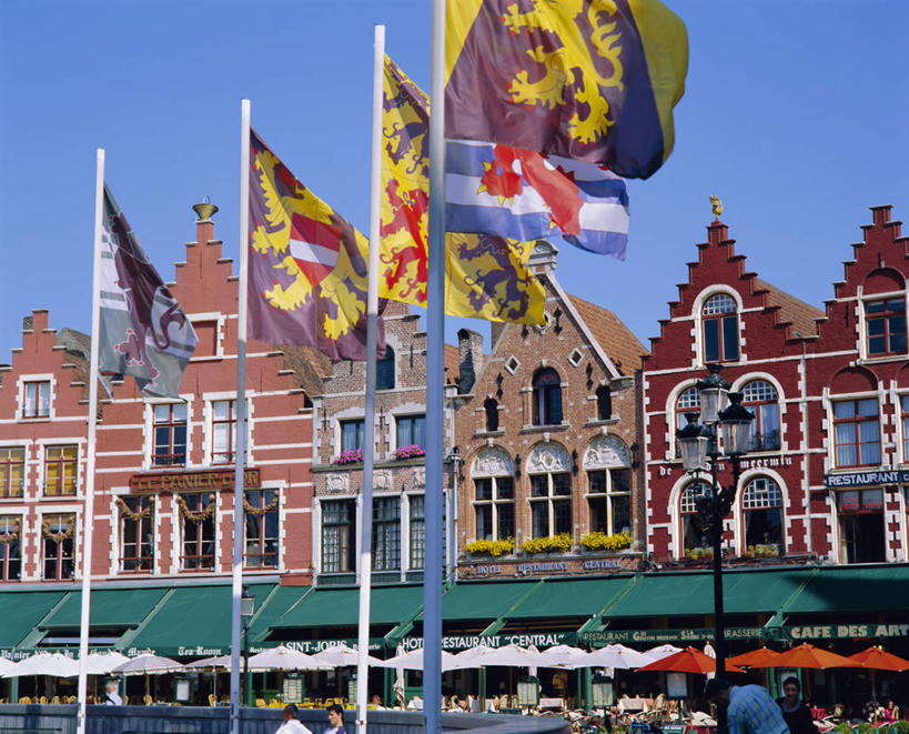 无人,家,横图,室外,白天,仰视,度假,美景,城市风光,城市,路灯,旗帜,照明,比利时,欧洲,一排,阴影,朦胧,模糊,整齐,光线,旗杆,伞,影子,雨伞,遮阳伞,房屋,屋子,景观,灯光,娱乐,阳伞,楼房,住宅,灯,排列,蓝色,蓝天,天空,天,享受,休闲,景色,放松,晴朗,照亮,照明设备,西欧,队列,万里无云,省会,比利时王国,布鲁日,西佛兰德省,晴空,晴空万里,彩图,低角度拍摄,房子,咖啡馆