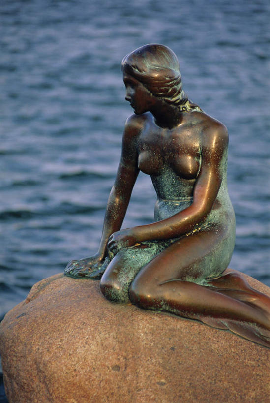 头发,无人,竖图,俯视,室外,白天,旅游,度假,湖,湖泊,石头,水,标志建筑,地标,建筑,金属制品,雕塑,丹麦,欧洲,阴影,艺术,装饰,光线,金属,雕刻,雕像,石子,影子,湖面,水流,水面,首都,娱乐,建设,铜像,裸露,工艺品,湖水,享受,休闲,旅游胜地,放松,纪念,华丽,修饰,美术,点缀,北欧,主题,裸,陈列,功能,美学,衬托,美观,雅致,雅观,丹麦王国,哥本哈根,西兰岛,小美人鱼铜像,长发,石块,岩石,半身,彩图,高角度拍摄