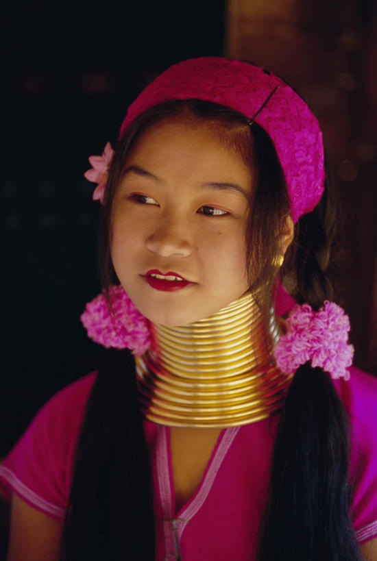 脸,头,脸颊,头发,一个人,站,竖图,室内,特写,白天,正面,项链,泰国,亚洲,仅一个年轻女性,仅一个女性,仅一个人,阴影,服装,朦胧,模糊,装饰,光线,头饰,影子,注视,休闲装,肩膀,装饰品,衣服,黑色,饰品,首饰,观察,看,站着,休闲,休闲服,金色,服饰,东南亚,观看,华丽,修饰,点缀,察看,关注,泰王国,衬托,美观,雅致,雅观,湄宏顺府,夜丰颂府,年轻女性,女人,女性,亚洲人,印度人,头部,长发,脸部,脸蛋,面部,站立,半身,彩图