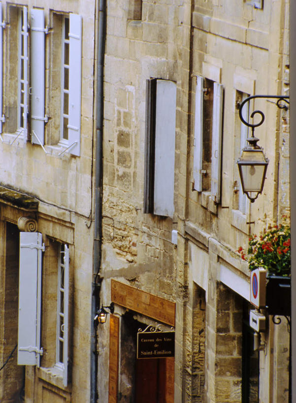 无人,家,竖图,俯视,室外,白天,旅游,度假,石头,植物,门,指示牌,照明,法国,欧洲,阴影,盛开,光线,壁灯,标志,盆栽,石子,文字,影子,房屋,屋子,灯光,盆景,花蕾,娱乐,标识,楼房,住宅,灯,花,花瓣,花朵,鲜花,绿色,阳光,自然,灯具,门框,花苞,花蕊,享受,休闲,放松,生长,成长,照亮,照明设备,法兰西共和国,阿基坦,法兰西第五共和国,亚魁当,吉伦特省,阿基坦大区,吉伦特,石块,岩石,彩图,高角度拍摄,房子