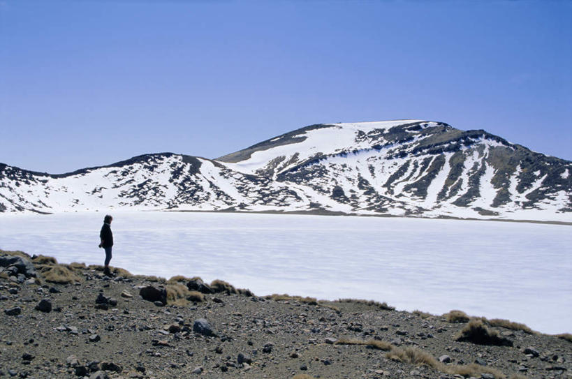 西方人,一个人,站,横图,室外,白天,侧面,旅游,度假,海浪,海洋,石头,美景,沙滩,山,雪,雪山,大雪,欧洲,新西兰,欧洲人,仅一个男性,仅一个人,仅一个中年男性,阴影,波纹,服装,光线,沙子,石子,影子,冰,海岸,积雪,景观,浪花,山峰,雪景,冬季,冬天,涟漪,沙地,山峦,注视,休闲装,娱乐,衣服,蓝色,倒影,蓝天,水纹,天空,阳光,自然,海水,波浪,天,观察,看,站着,享受,休闲,休闲服,景色,放松,寒冷,服饰,晴朗,观看,察看,冰冷,倒映,国家公园,关注,自然风光,大洋洲,海景,万里无云,水晕,严寒,纽西兰,冰凉,酷寒,凛冽,凛凛,极冷,长白云之乡,反照,东加里罗国家公园,汤加里罗国家公园,男人,男性,中年男性,白种人,大海,风浪,海,海水的波动,海滩,近岸浪,石块,岩石,涌浪,晴空,晴空万里,站立,彩图,全身