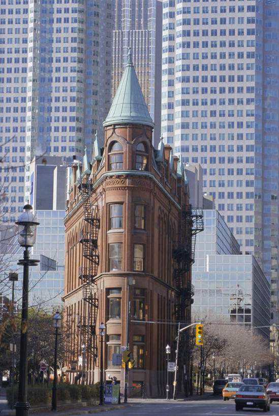 无人,高楼大厦,竖图,室外,白天,正面,度假,美景,窗户,城市风光,城市,大厦,道路,建筑,路,摩天大楼,公路,汽车,加拿大,阴影,光线,影子,墙,屋顶,景观,塔,交通,顶棚,娱乐,玻璃窗,墙壁,墙面,车,阳光,楼宇,交通工具,轿车,享受,休闲,景色,放松,北美,北美洲,载具,美洲,多伦多,省会,北亚美利加洲,亚美利加洲,安大略省,安省,北方好莱坞,多伦多市,马路,彩图,大楼,高层建筑,高楼,摩天楼