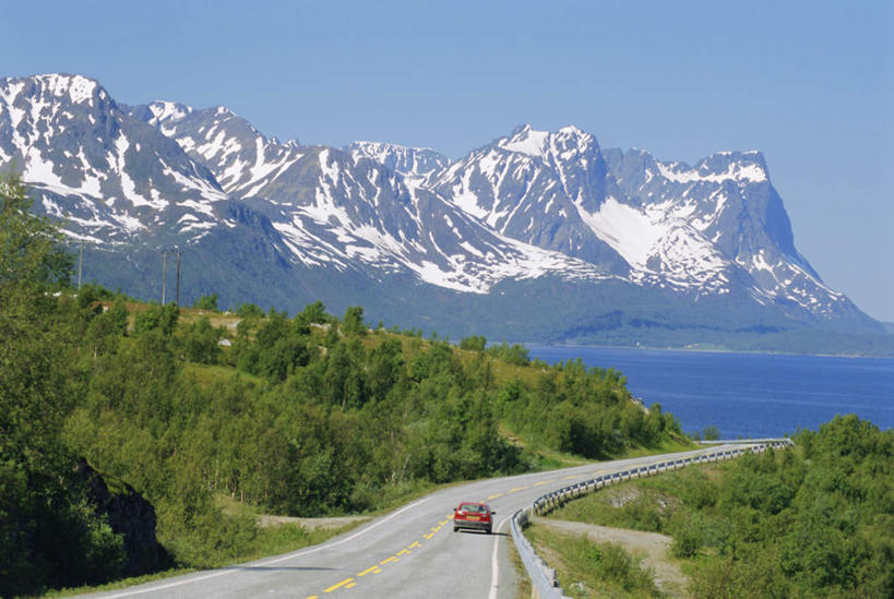 无人,横图,室外,白天,正面,旅游,度假,草地,草坪,海浪,海洋,美景,山,山脉,雪,雪山,植物,大雪,道路,路,汽车,挪威,欧洲,一辆,阴影,光线,影子,冰,积雪,景观,浪花,山峰,雪景,冬季,冬天,小路,分界线,停车线,交通,山峦,娱乐,车,草,树,树木,红色,绿色,阳光,自然,海水,交通工具,轿车,群山,驾驶,行驶,享受,休闲,景色,放松,寒冷,生长,成长,车行道,车行道分界线,操纵,控制,冰冷,斯堪的纳维亚,自然风光,载具,北欧,斯堪的纳维亚半岛,标线,海景,操控,车行线,严寒,把持,冰凉,酷寒,凛冽,凛凛,极冷,挪威王国,芬马克,芬马克郡,大海,风浪,海,海水的波动,近岸浪,涌浪,彩图