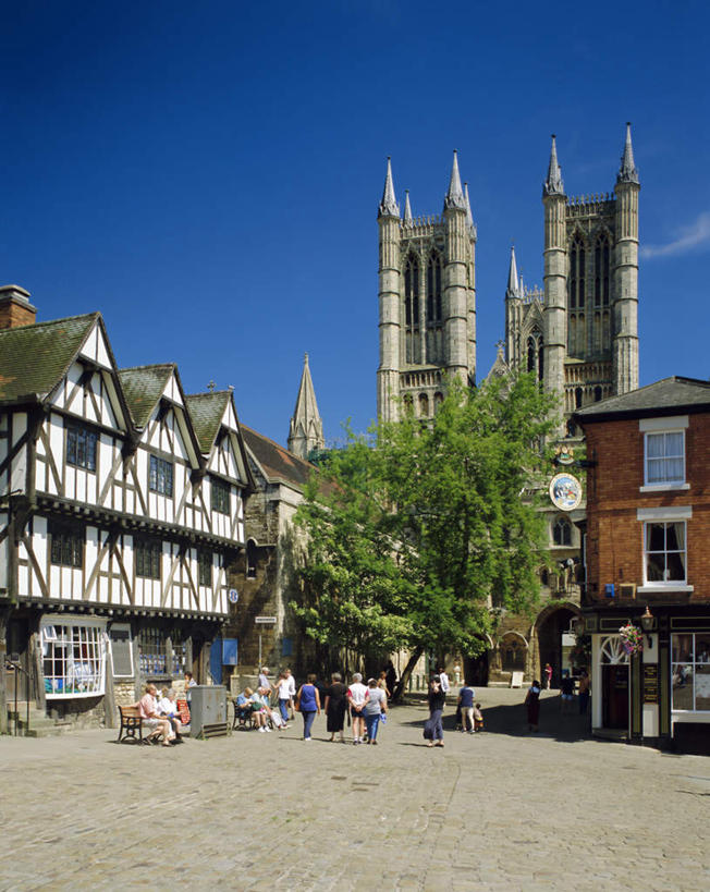 西方人,家,教堂,站,走,竖图,室外,白天,正面,度假,美景,植物,城市风光,城市,道路,街道,路,欧洲,美国,欧洲人,阴影,服装,节日,光线,影子,房屋,屋子,景观,小路,交通,许多人,休闲装,文化,娱乐,楼房,住宅,树,树木,衣服,蓝色,绿色,蓝天,天空,阳光,自然,天,祈祷,站着,一群人,享受,休闲,健康,休闲服,景色,放松,许愿,宗教,服饰,信仰,生长,晴朗,成长,纪念,祈求,北美,北美洲,基督教,天主教,美洲,信念,万里无云,首府,内布拉斯加州,北亚美利加洲,亚美利加洲,内布拉斯加,牛肉之州,玉米壳之州,林肯市,林肯大教堂,平安,男人,男性,年轻男性,年轻女性,女人,女性,白种人,晴空,晴空万里,步行,散步,站立,走路,彩图,全身,房子,大教堂,礼拜堂